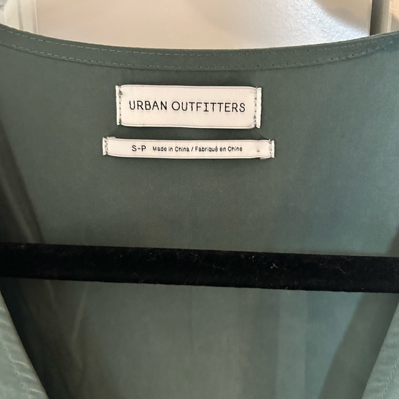 Urban woman’s top size small petite - Picture 5 of 5